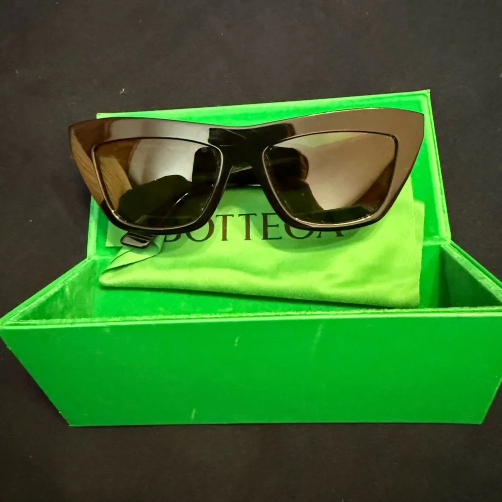 Bottega Veneta Eyewear Cat-Eye Frame Sunglasses - Picture 7 of 10